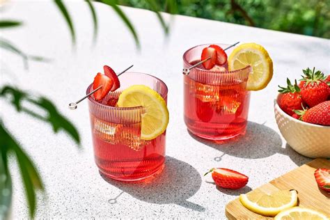 selezione di cocktail analcolici alla fragola con diverse decorazioni