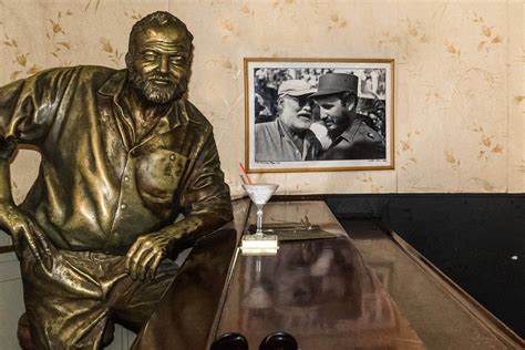 Ernest Hemingway sorseggia un drink al bar El Floridita