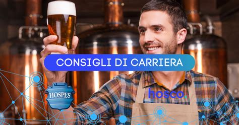 Un mastro birraio che osserva attentamente il processo di fermentazione