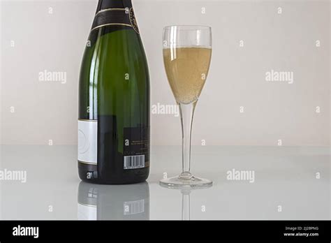 Bottiglia di spumante Villa Moro con calice