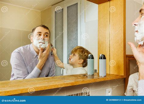 bambino Adriano con suo padre