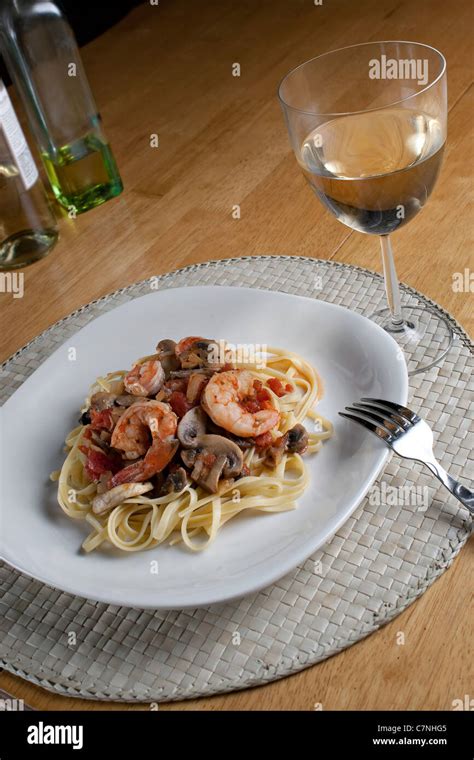 Piatto di pesce fresco con un bicchiere di Pinot Grigio