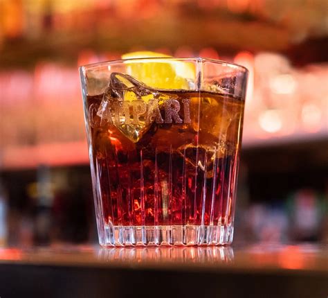 Barman che prepara un Negroni Sbagliato