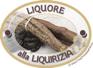 Bottiglie di liquore alla liquirizia con etichette artigianali