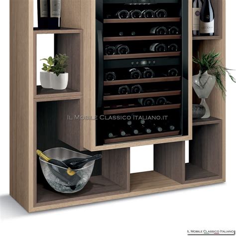 Interno di un'enoteca accogliente con bottiglie di vino