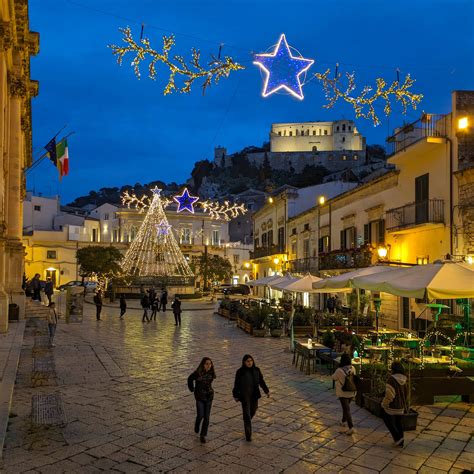 Vigne in collina nel Val di Noto
