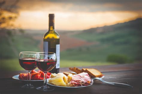 Tavolo di degustazione con vini e prodotti tipici