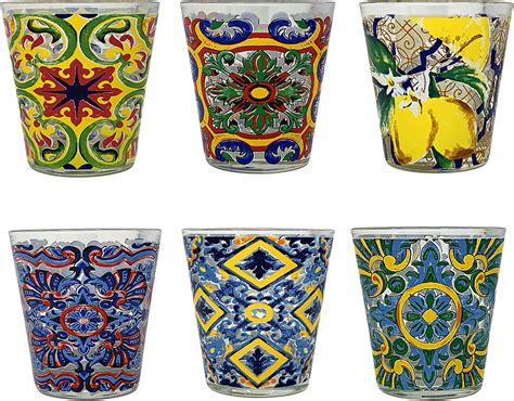 bicchieri con cocktail colorati