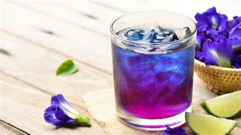 Cocktail Margarita con fiori Butterfly Pea che cambia colore