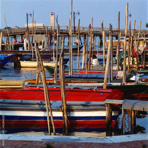 Immagine storica di una darsena con barche