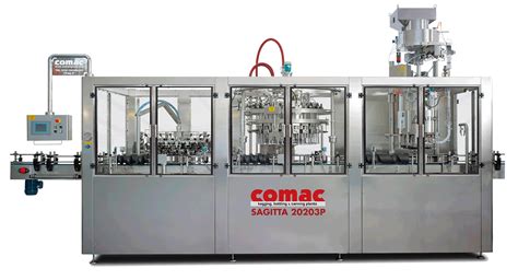 tecnico che assiste una macchina imbottigliamento