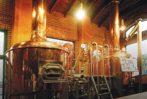 Interno di un moderno birrificio con impianti di produzione