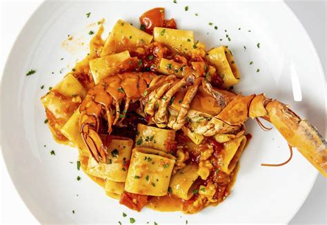 Paccheri con burro all'astice e corallo