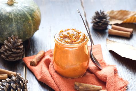 Barattoli di burro di zucca vegano