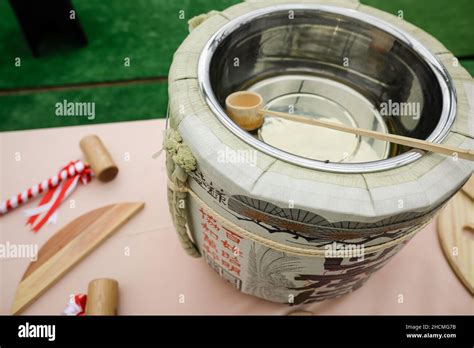 Cerimonia tradizionale del sake con tokkuri e choko