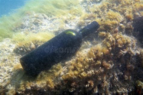 Bottiglia di vino sul fondale marino