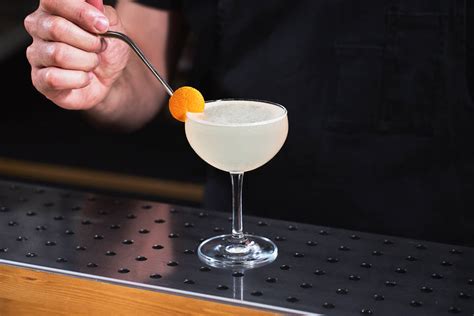 Un bicchiere di Stinger cocktail appena preparato