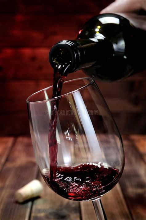 Vino versato in un calice