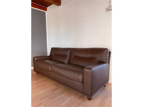 Dettaglio di un divano Poltrona Frau vintage con pelle cognac