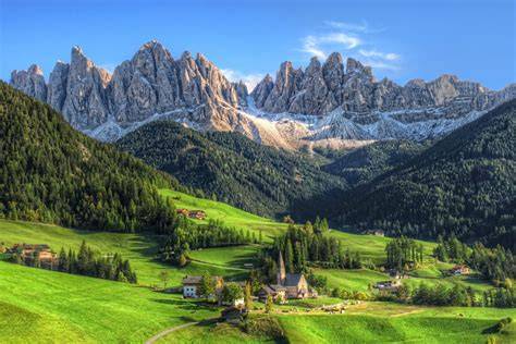 Paesaggio di montagna con un piccolo villaggio
