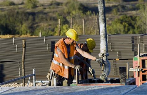 Cantiere edile con operai al lavoro in sicurezza
