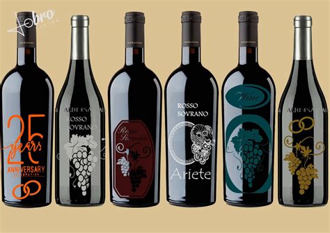 Bottiglie di vino siciliano con etichette artistiche