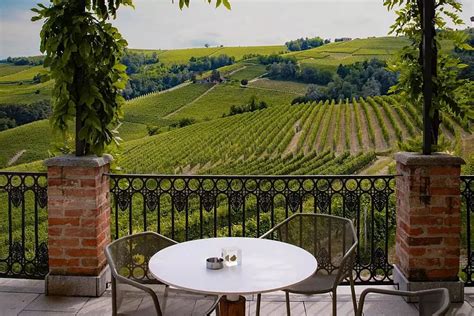 Terrazza panoramica con vista sulle colline del Barolo