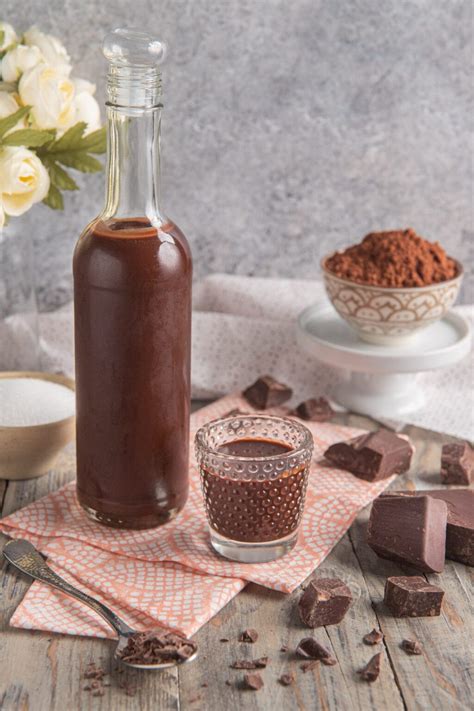 Bicchiere di liquore al cioccolato bianco con decorazione