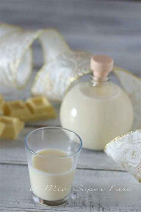 Bottigliette di liquore al cioccolato bianco decorate per Natale