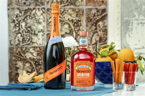 Un tavolo apparecchiato per un aperitivo italiano con Mionetto Aperitivo