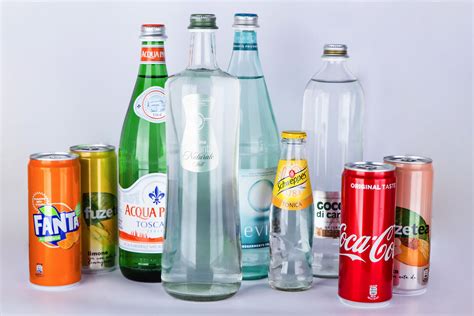 Un assortimento di bevande analcoliche italiane colorate