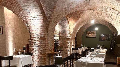 Interno di una brasserie corsa con elementi rustici e tavoli apparecchiati