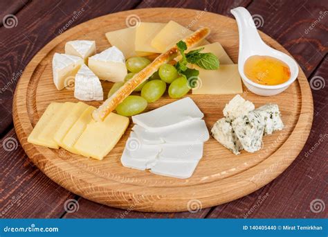 Piatto di formaggi corsi con frutta caramellata