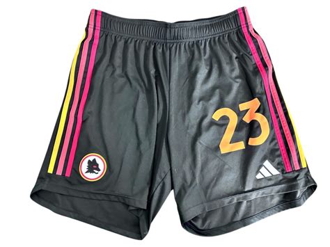 Collezione di memorabilia sportive appesa alle pareti di un pub