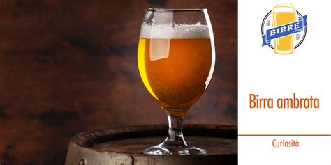 Un bicchiere di birra artigianale ambrata con schiuma densa