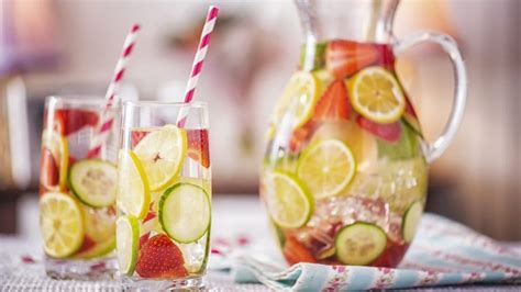 Antica raffigurazione di persone che consumano bevande fredde