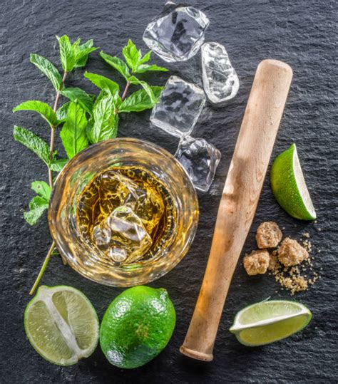 Immagine stilizzata di ingredienti per cocktail e gelato