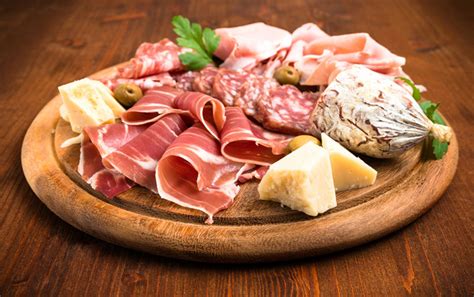 Piatto di antipasti misti italiani con salumi, formaggi e verdure