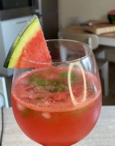 Bicchiere con cocktail all'anguria, menta e lime