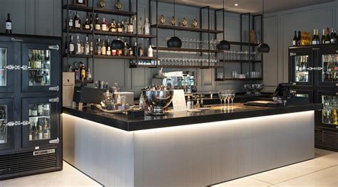 Interno di un bar elegante con bancone in marmo e sedute confortevoli