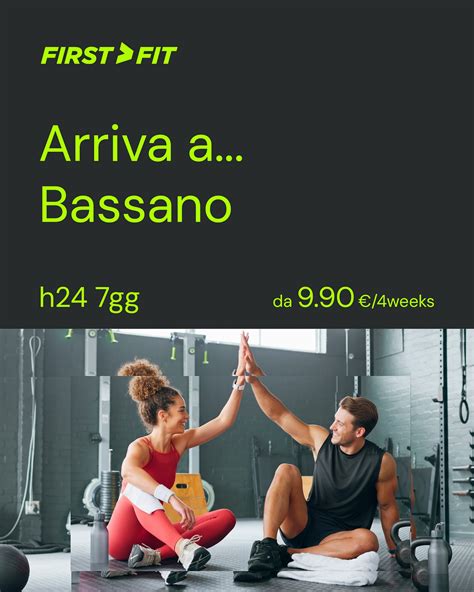 Interno di un caffè moderno con postazioni computer e aree lounge