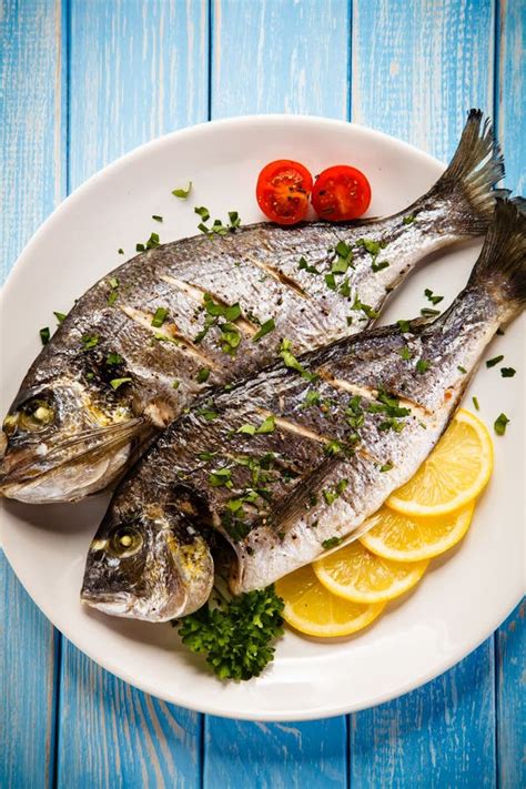 Piatto di pesce fresco con verdure di stagione, presentato in modo artistico