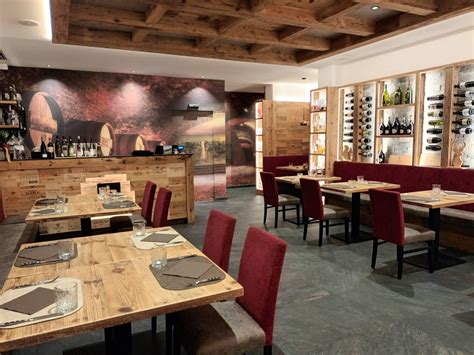 Interno di un'enoteca accogliente con tavoli e botti