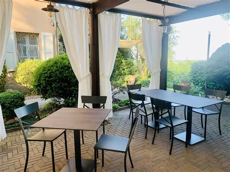 Tavolo apparecchiato per aperitivo nel parco