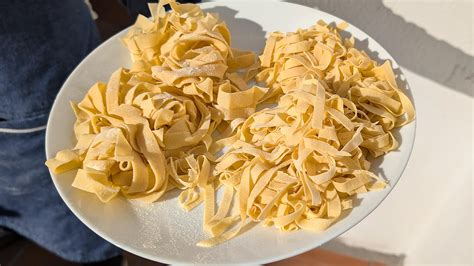 Famiglia italiana che prepara la pasta fresca insieme