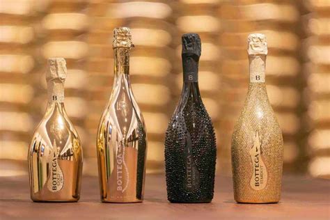 Bottiglie di Prosecco di diverse annate in una cantina