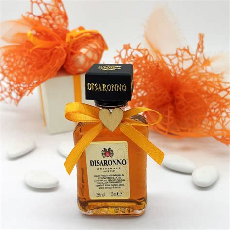 Bottiglia di liquore all'aglio con spicchi all'interno