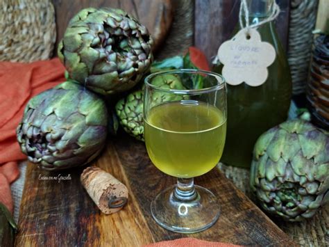Bicchierino di liquore all'aglio con sfondo sfocato