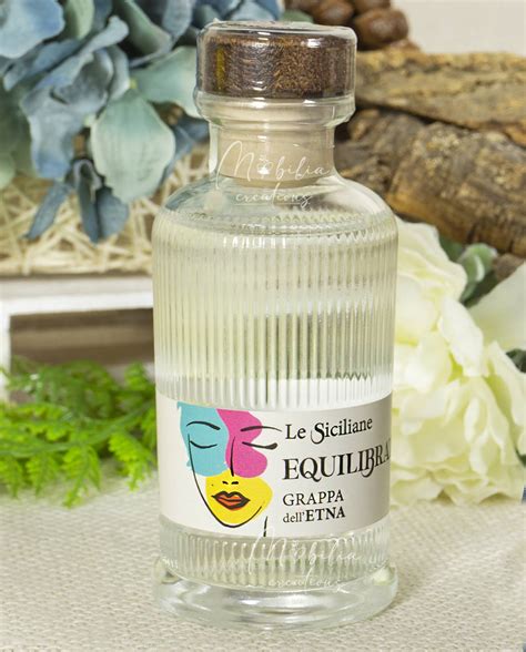 Bottiglia di grappa artigianale con etichetta ispirata al mare