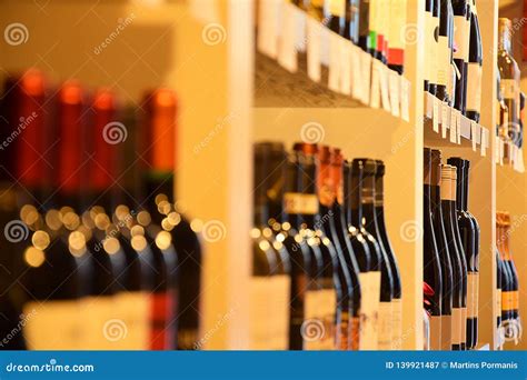 bottiglie di vino naturale su uno scaffale